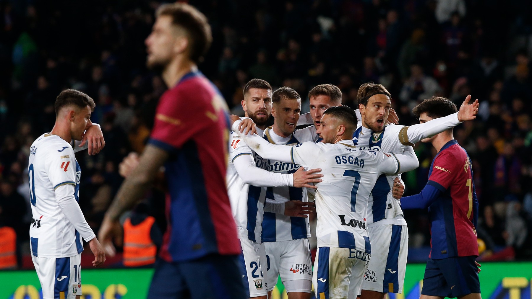 Los jugadores del Leganés celebran un gol contra el Barcelona en Montjuic. (EFE)