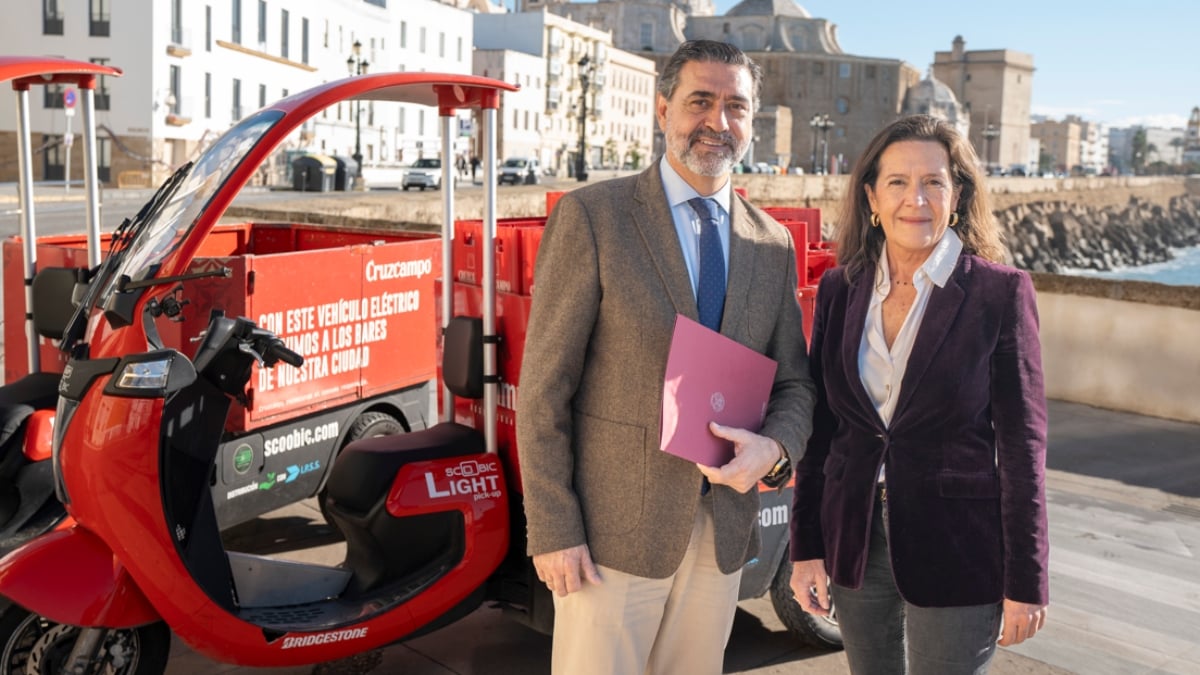 José Manuel Verdulla y Ada Bernal delante de los ciclomotores eléctricos de Heineken de Cádiz