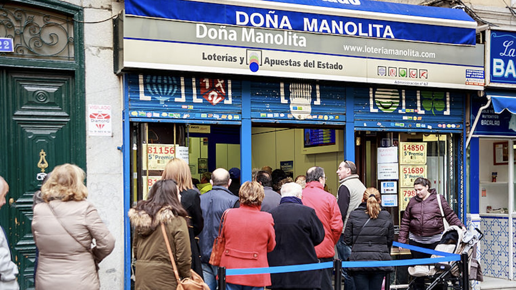 Gente comprando lotería de navidad en la agencia Doña Manolita, Madrid.