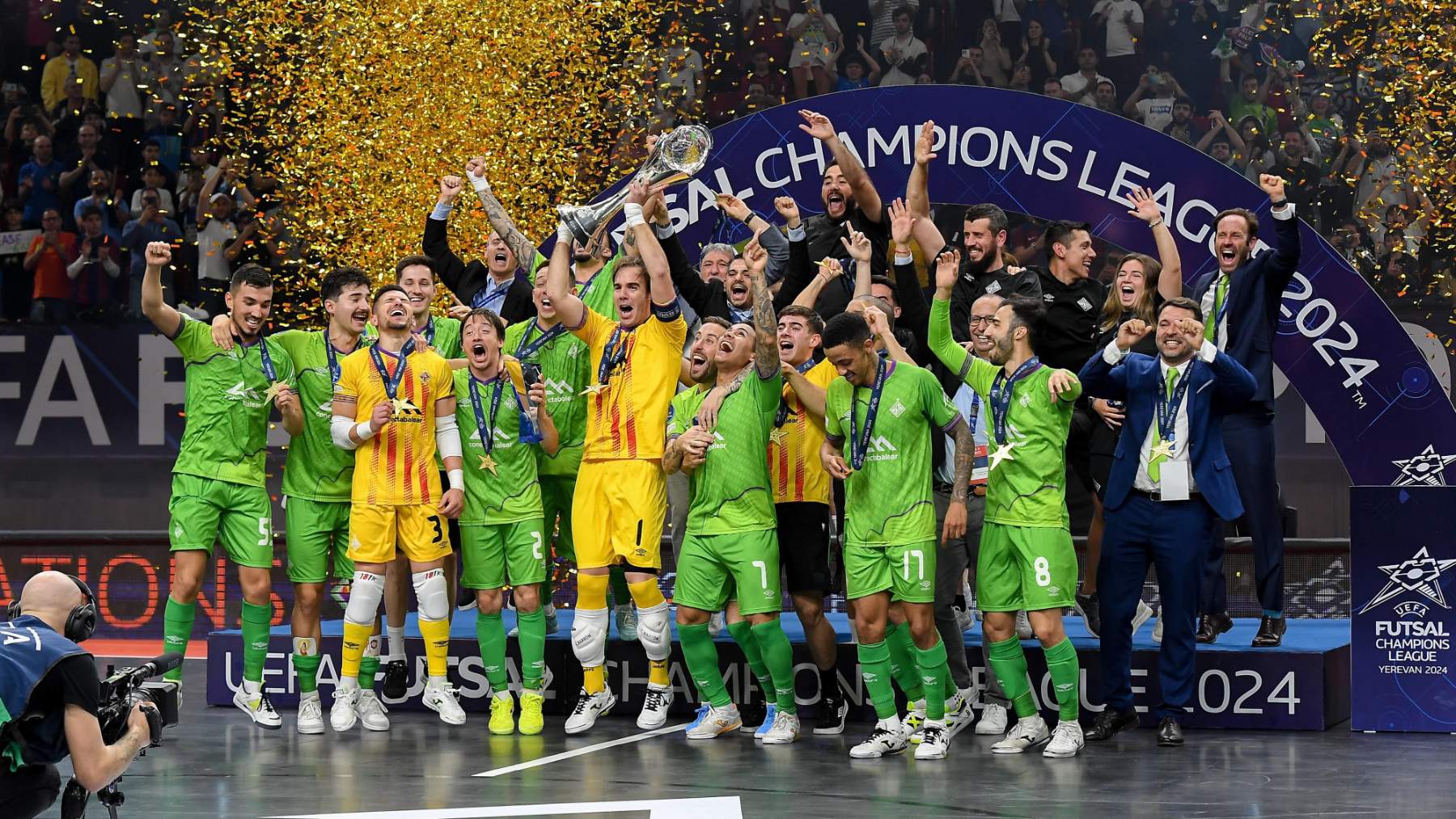 El Illes Balears Palma Futsal alzando la Champions en Ereván (1)