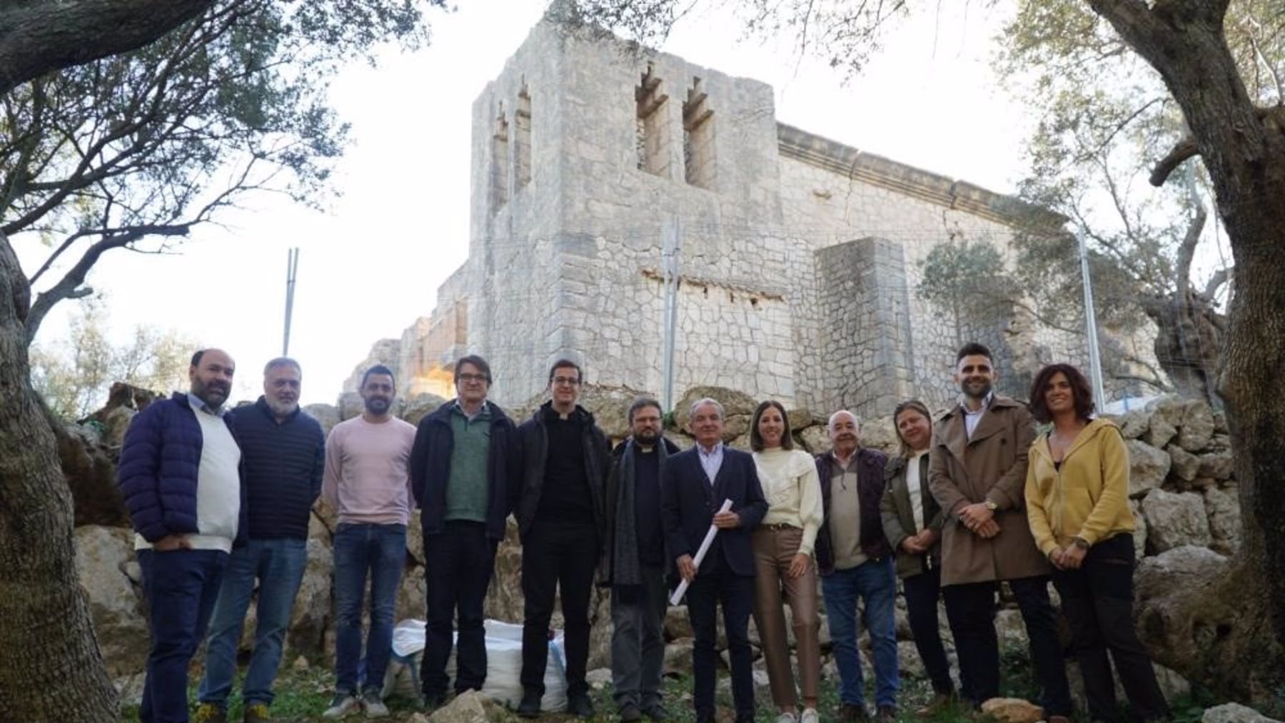 La vicepresidenta del Consell de Mallorca, Antònia Roca (5d), en su visita al yacimiento del Oratorio de Cristo Rey de Selva.