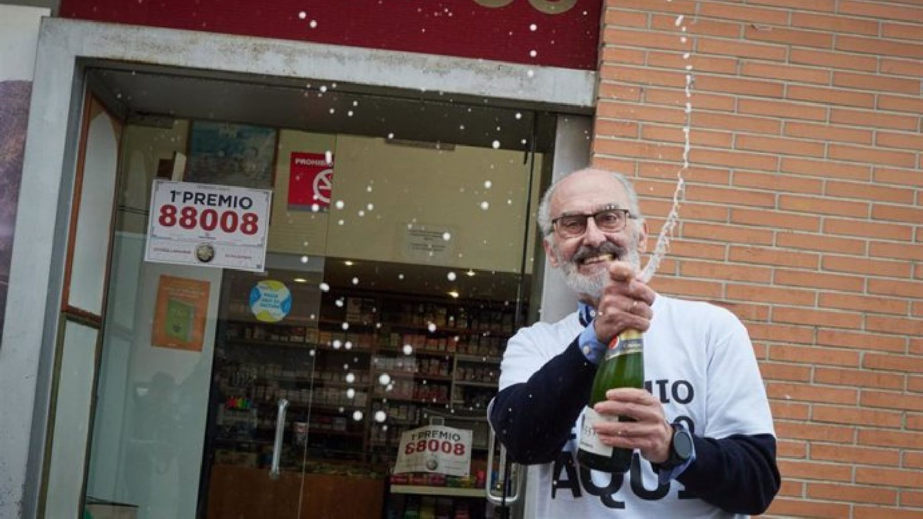 Un hombre celebrando que le ha tocado el Gordo de la Lotería de Navidad. Foto: Eduardo Sanz / Europa Press