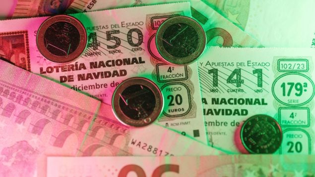 Décimos de la Lotería de Navidad y dinero.