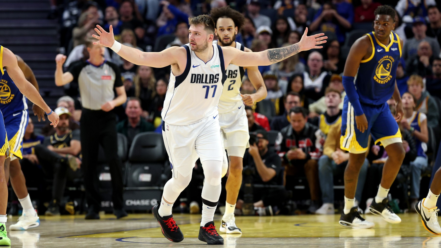 Luka Doncic celebra una canasta ante los Warriors. (Getty)