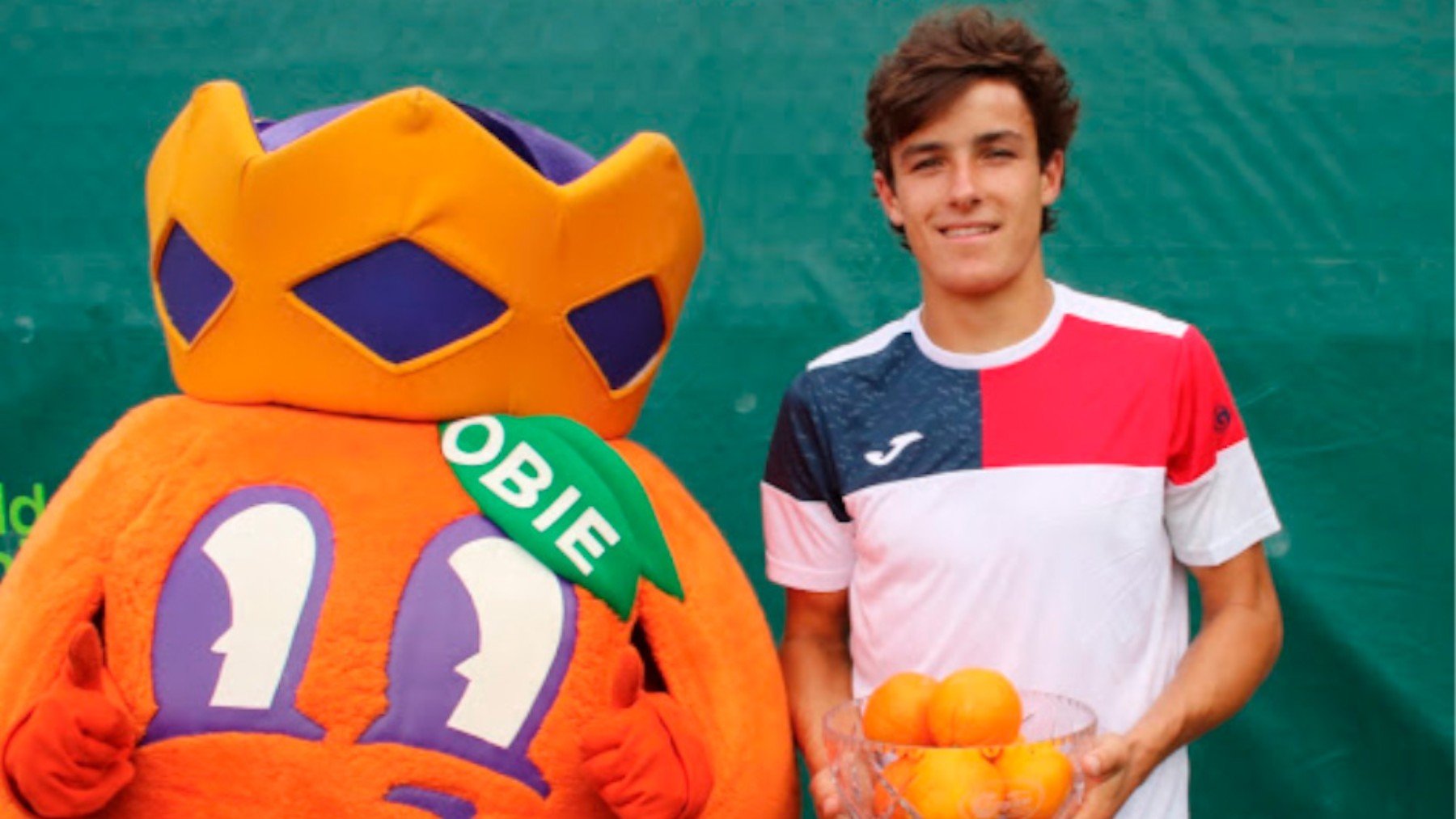 Andrés Santamarta posa tras ganar el Orange Bowl. (RFET)