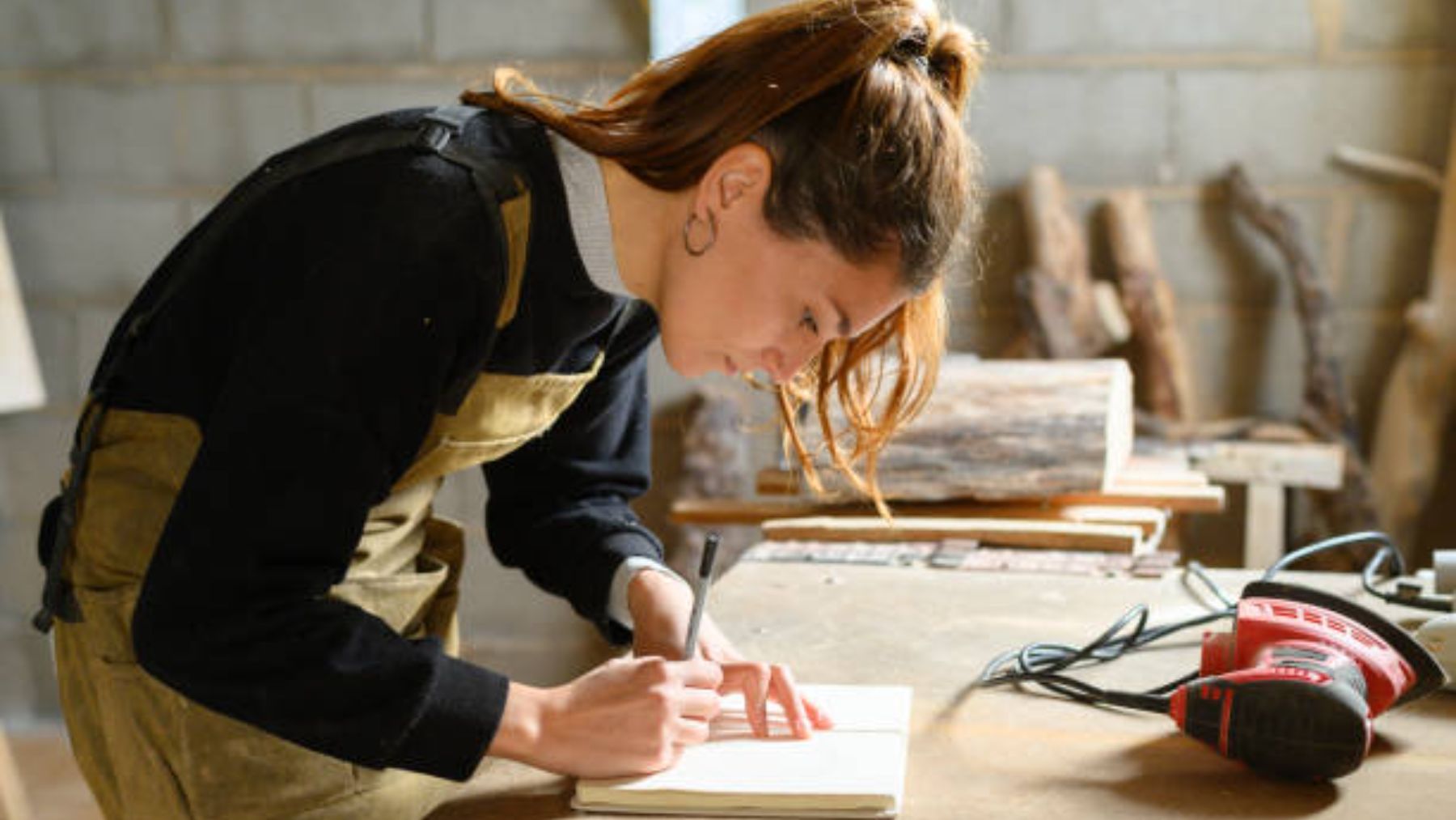 Mujer en su taller.