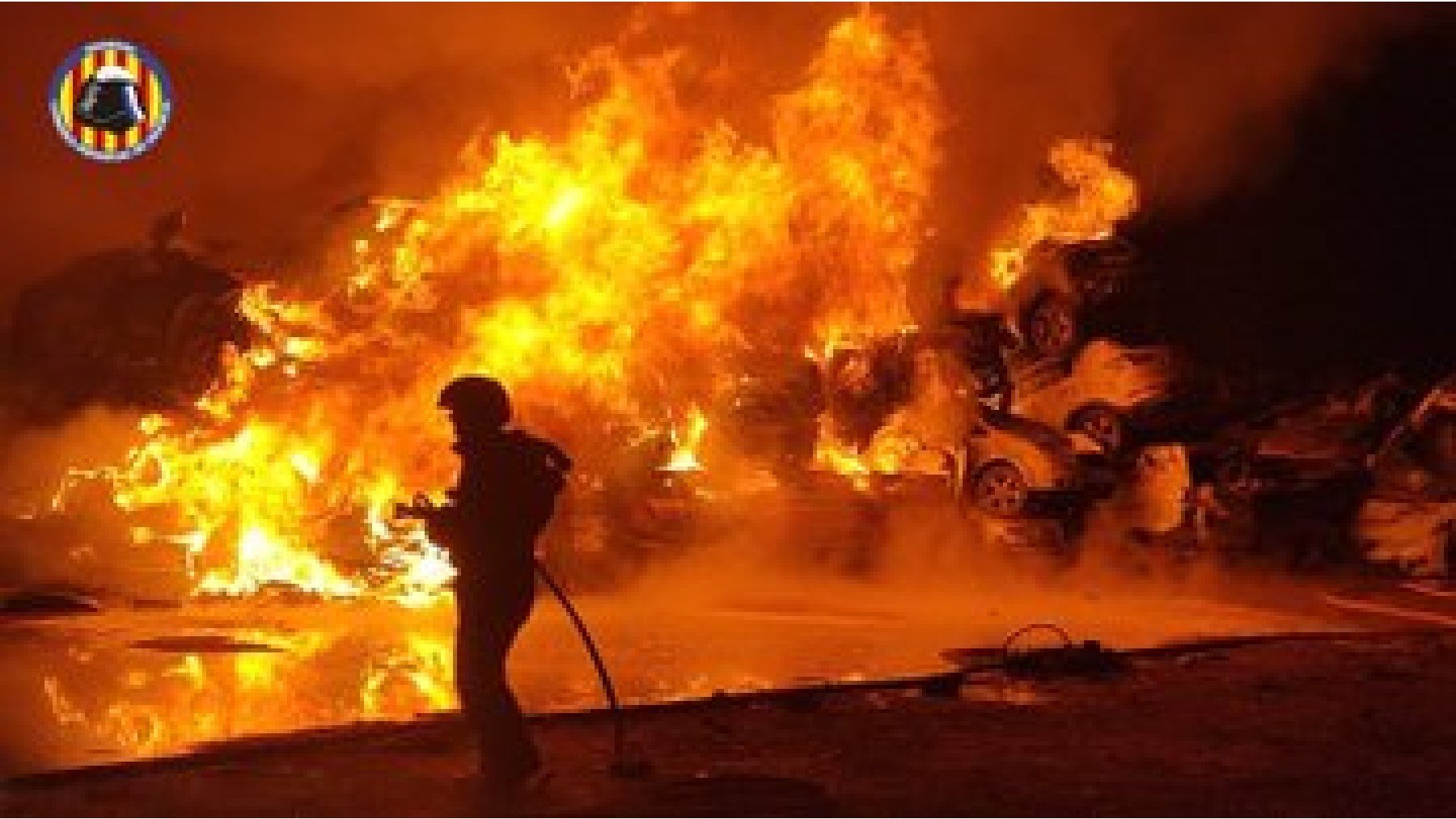 Un bombero del Consorcio de Valencia durante la extinción de incendio del depósito de vehículos dañados en la DANA.