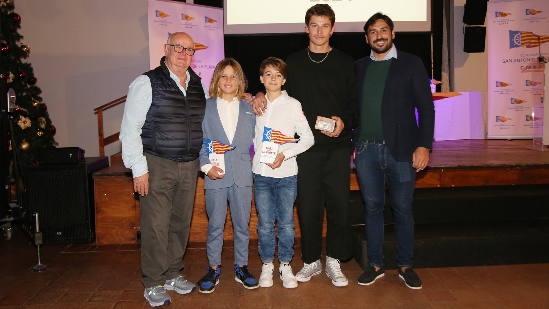 El presidente del CMSAP, los regatistas Joshua Castro, Biel Martorell con su entrenador Albert Serra y el director deportivo Toni Durán.