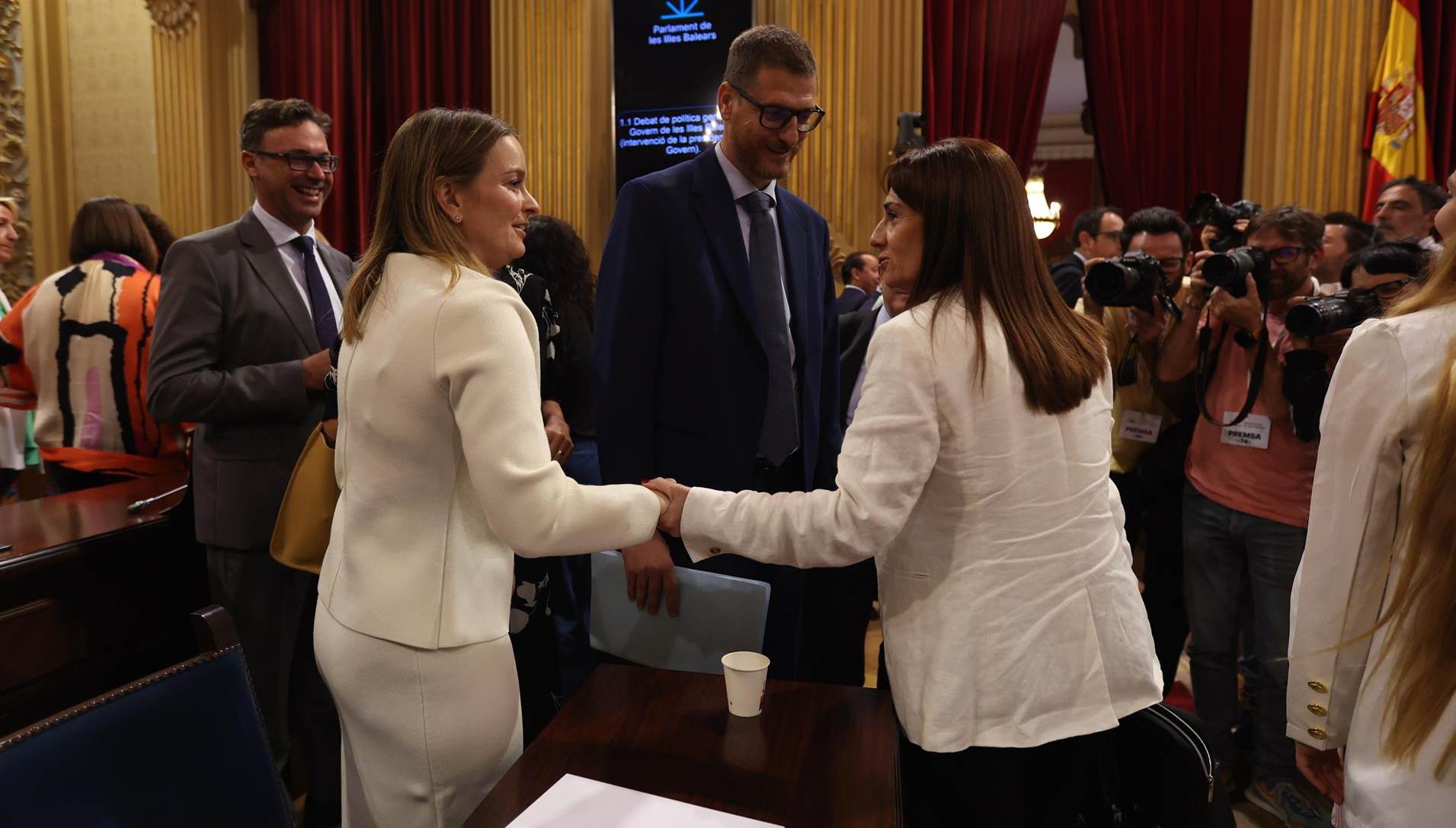 Marga Prohens saluda a la portavoz de Vox, Manuela Cañadas, en el PArlament. (Europa Press)