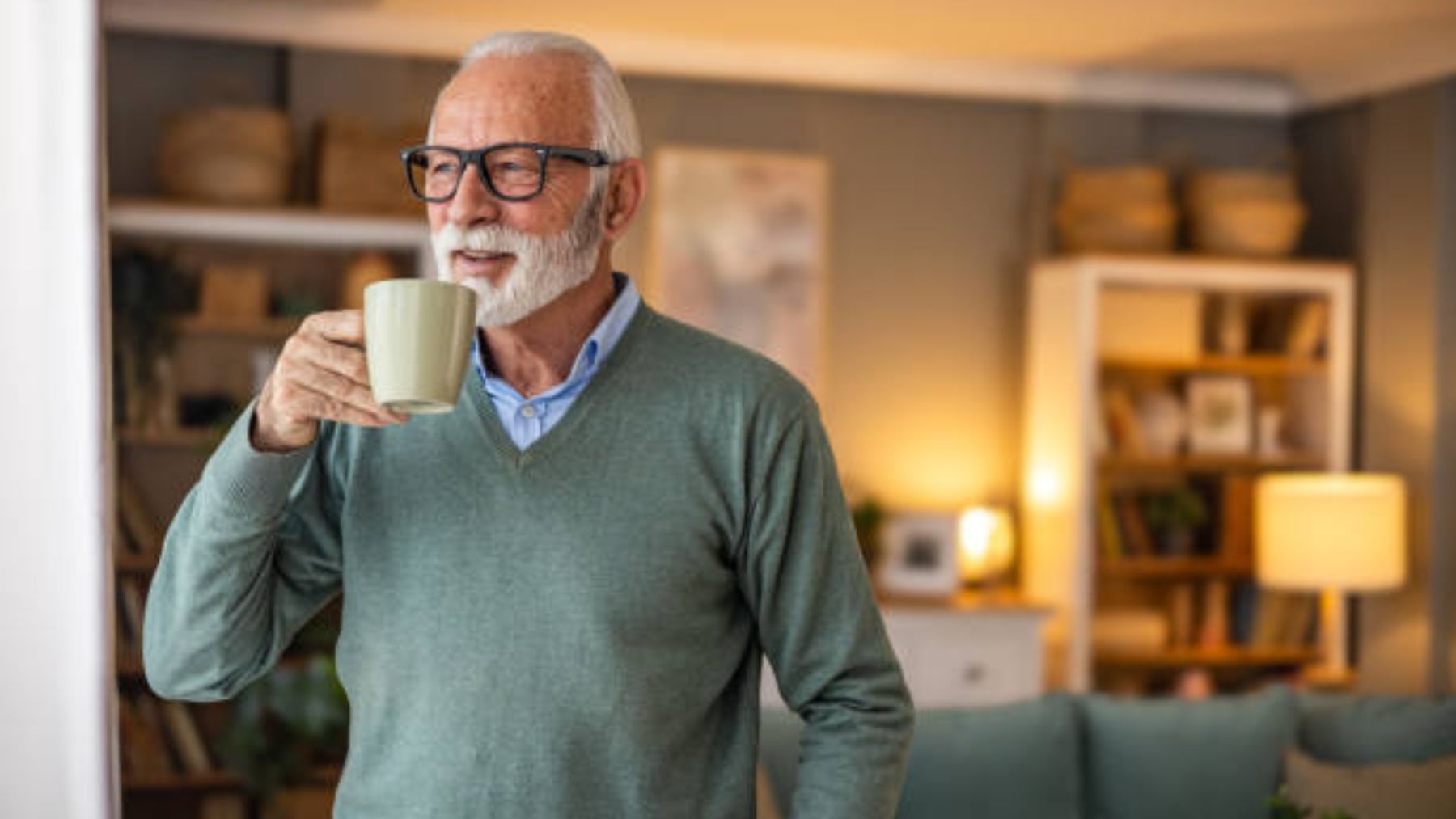 Anciano tomando café.