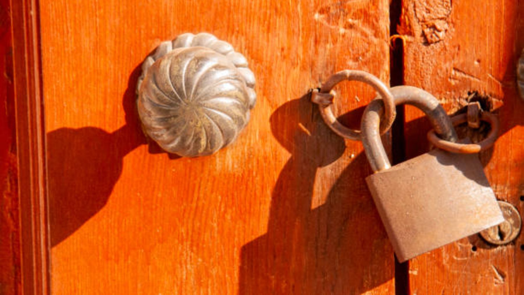 Puerta de casa con candado.