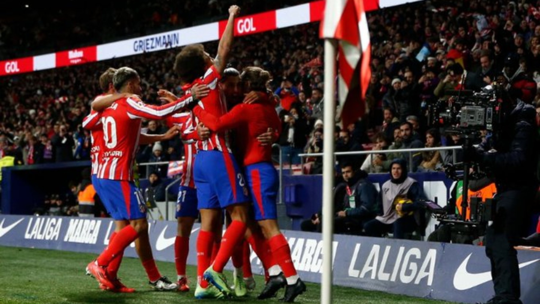 Los jugadores, celebrando un gol.