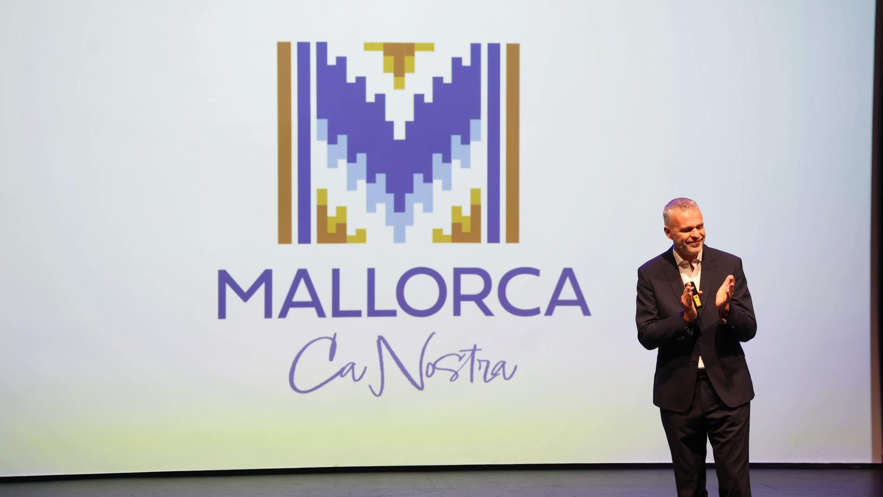 El reconocido experto mundial en ‘branding’ Andy Stalman junto a la nueva imagen de Mallorca.