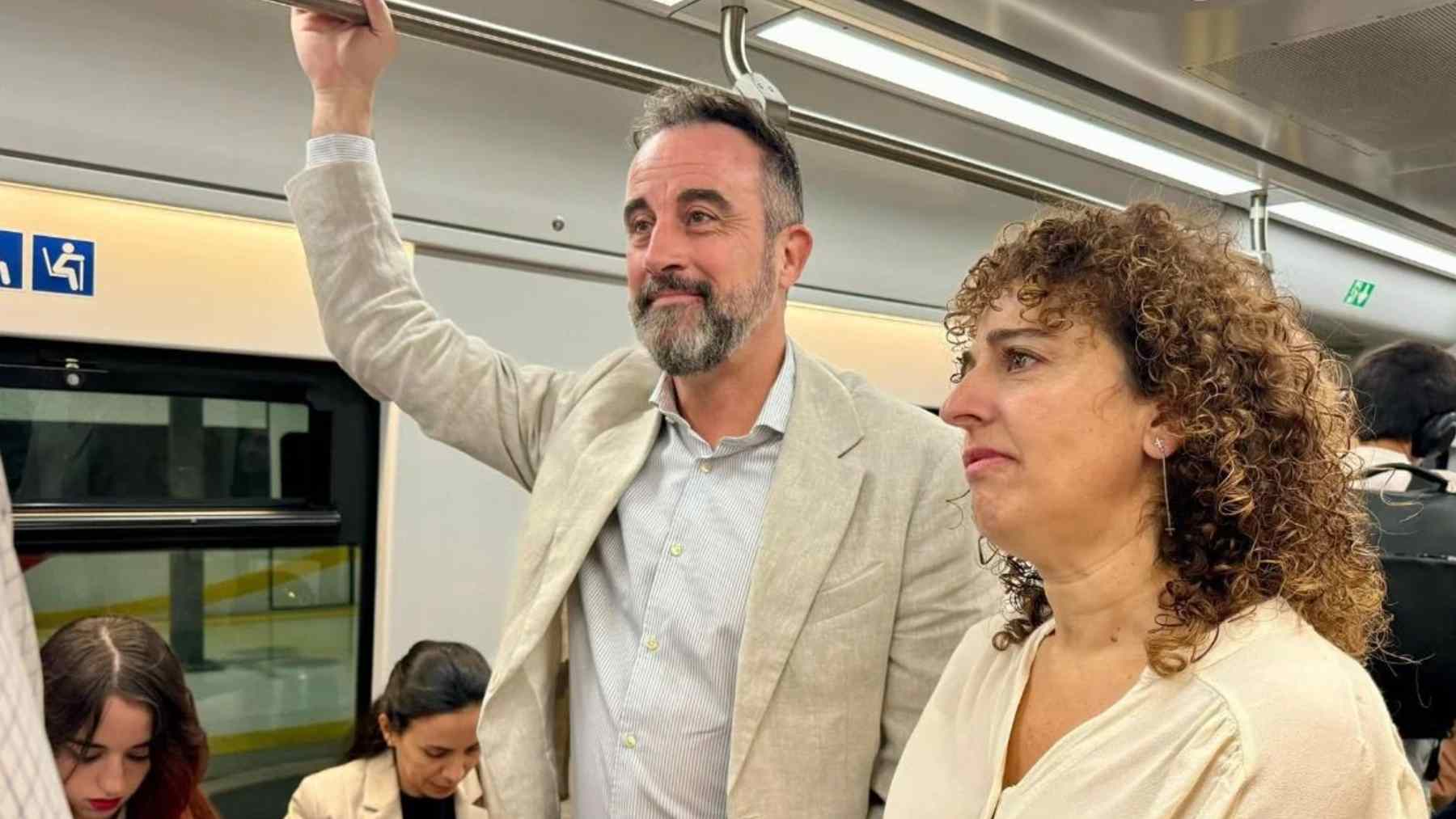 El conseller de Movilidad, José Luis Mateo, en un tren de SFM.