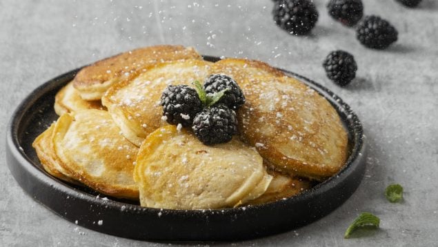 Postre sin horno, panqueques, frutos del bosque, dulce