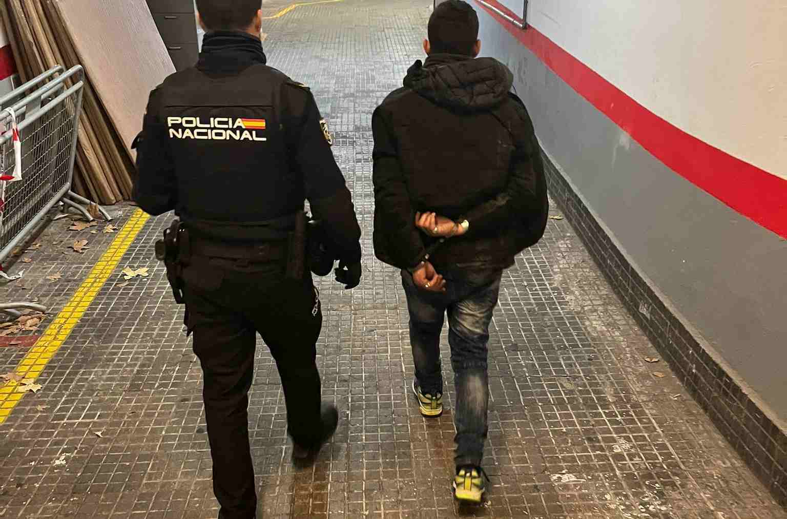 Argelino detenido por robar en 12 coches en la Bonanova.