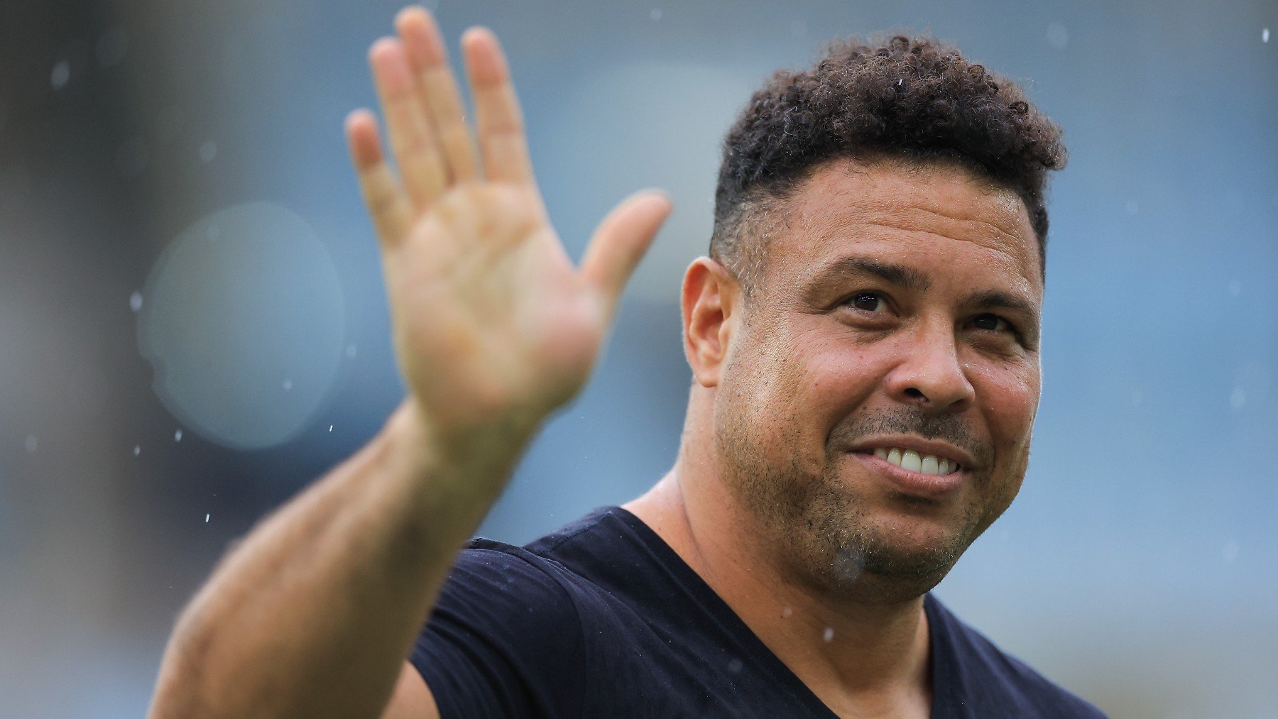 Ronaldo Nazario saluda a la afición durante el último partido de Adriano. (Getty)