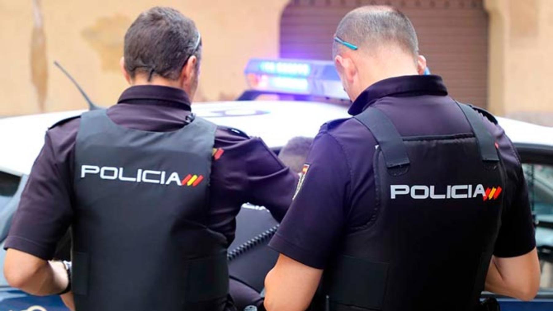 Dos agentes de la Policía Nacional en Madrid.Nacional.