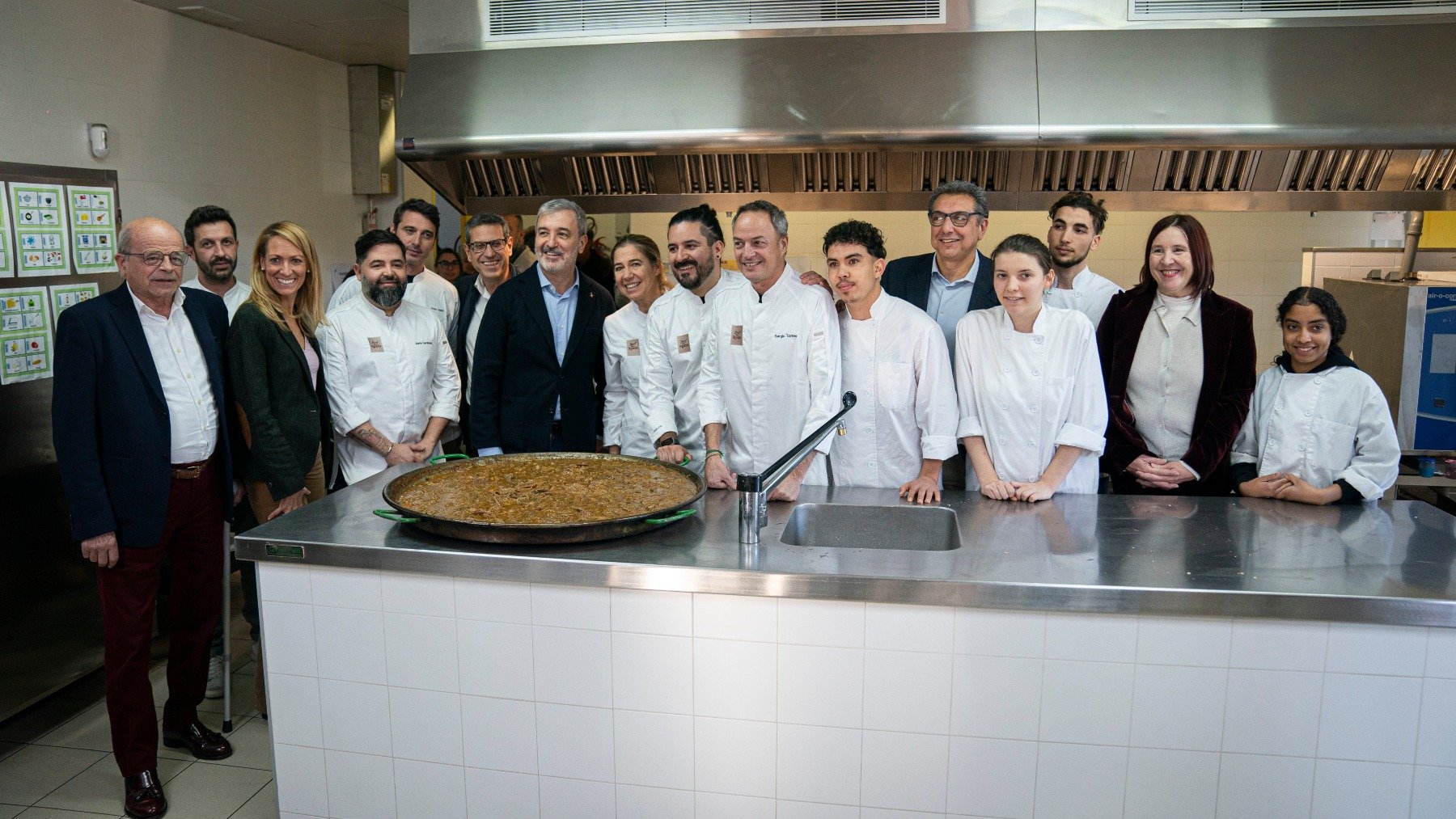 Chefs y voluntarios preparando el menú de Navidad.