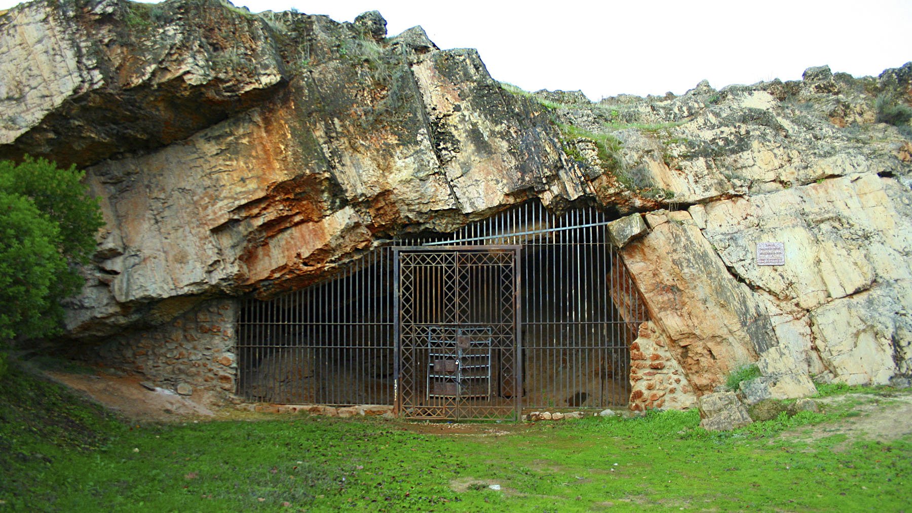 Entrada a las cuevas de Maltravieso. Foto: Mario Modesto en Wikimedia Commons.