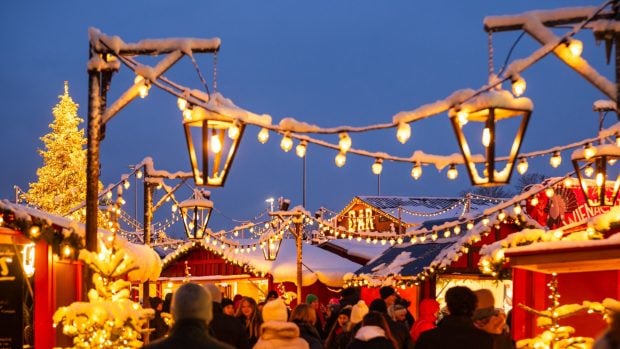 Mercadillo navideño nieve luz