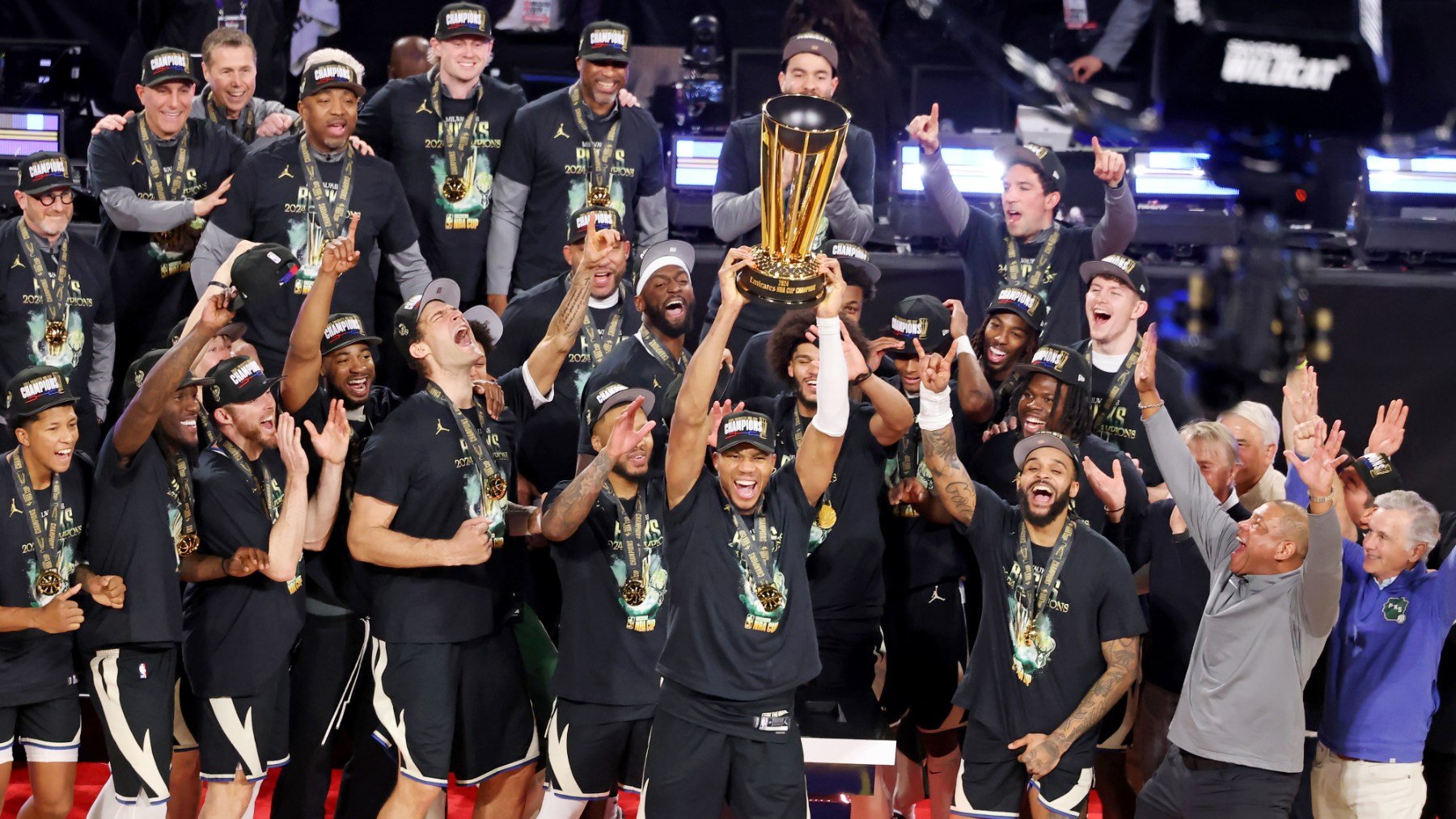 Giannis Antetokounmpo levanta el trofeo de de campeones de la NBA Cup. (EFE)