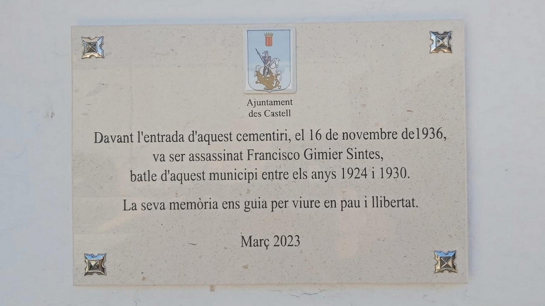 Placa instalada en 2023 en el cementerio.