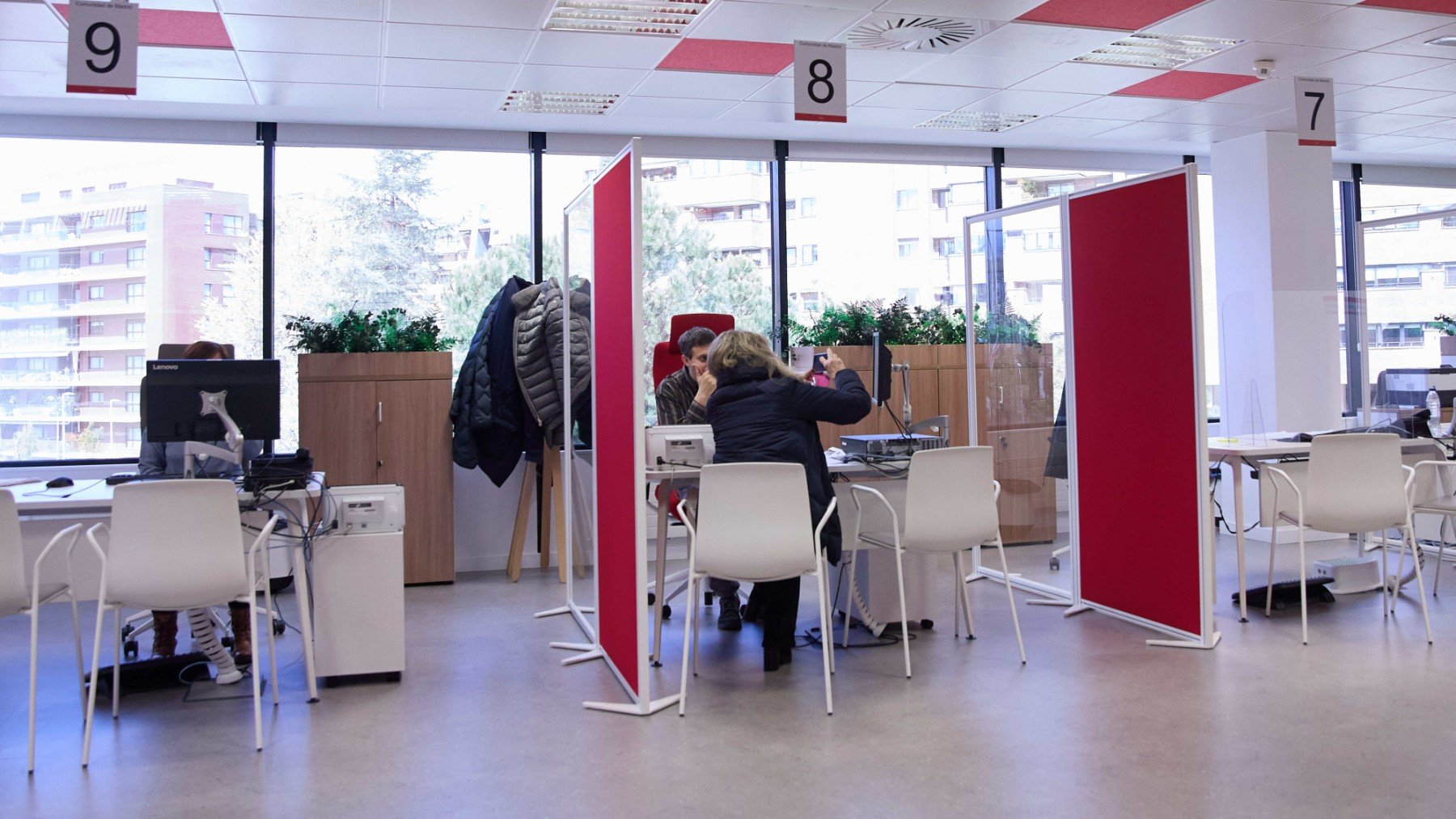 Una mujer en la oficina del SEPE. (EP)