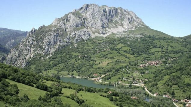 pueblo de Asturias, Sierra de la Caranga, Montañas, Naturaleza