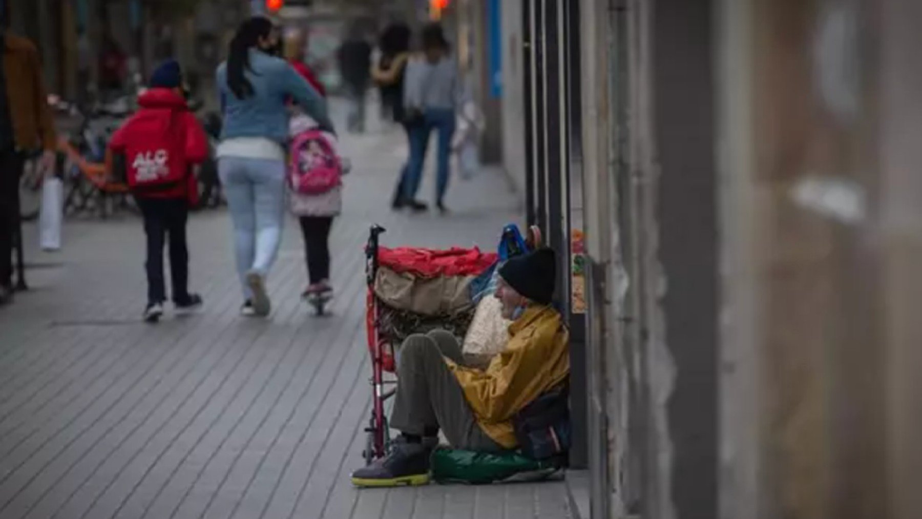 Una persona sin hogar en Barcelona. (Foto: EuropaPress)