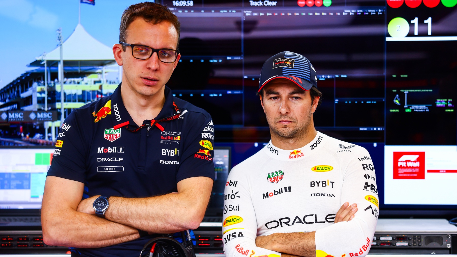 Checo Pérez junto a un ingeniero de Red Bull. (Getty)