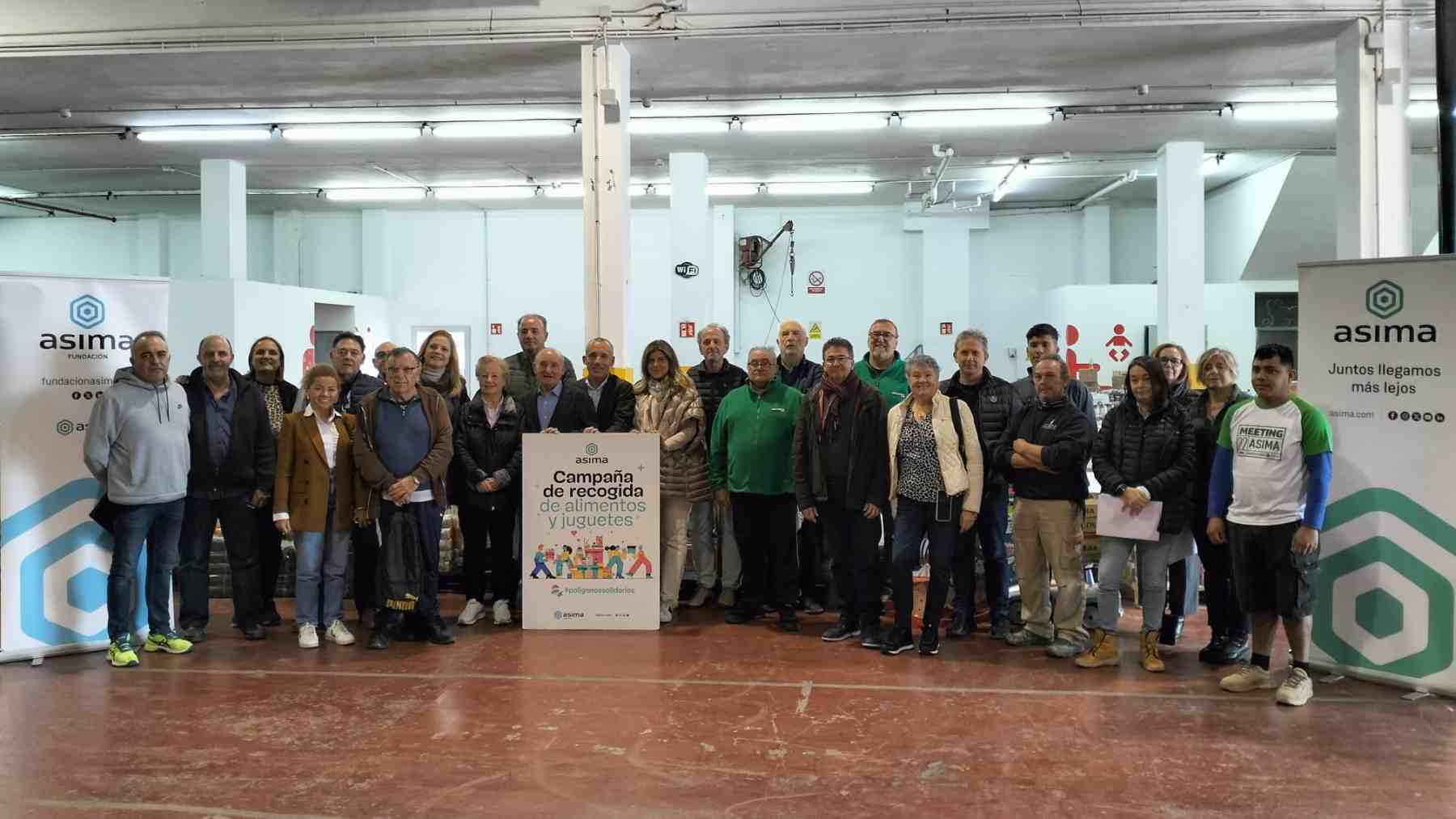 Foto de grupo de la entrega de donaciones para la campaña ‘Polígonos Solidarios’.