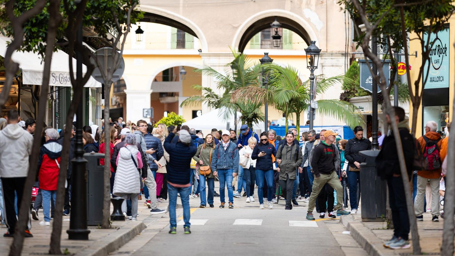 Varias personas en el centro de Palma el pasado mes de abril. (Europa Press)