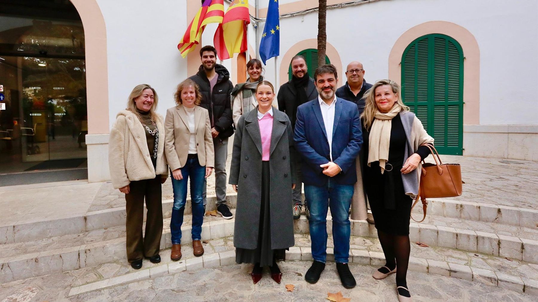 La presidenta del Govern, Marga Prohens, con la corporación municipal de Esporles.