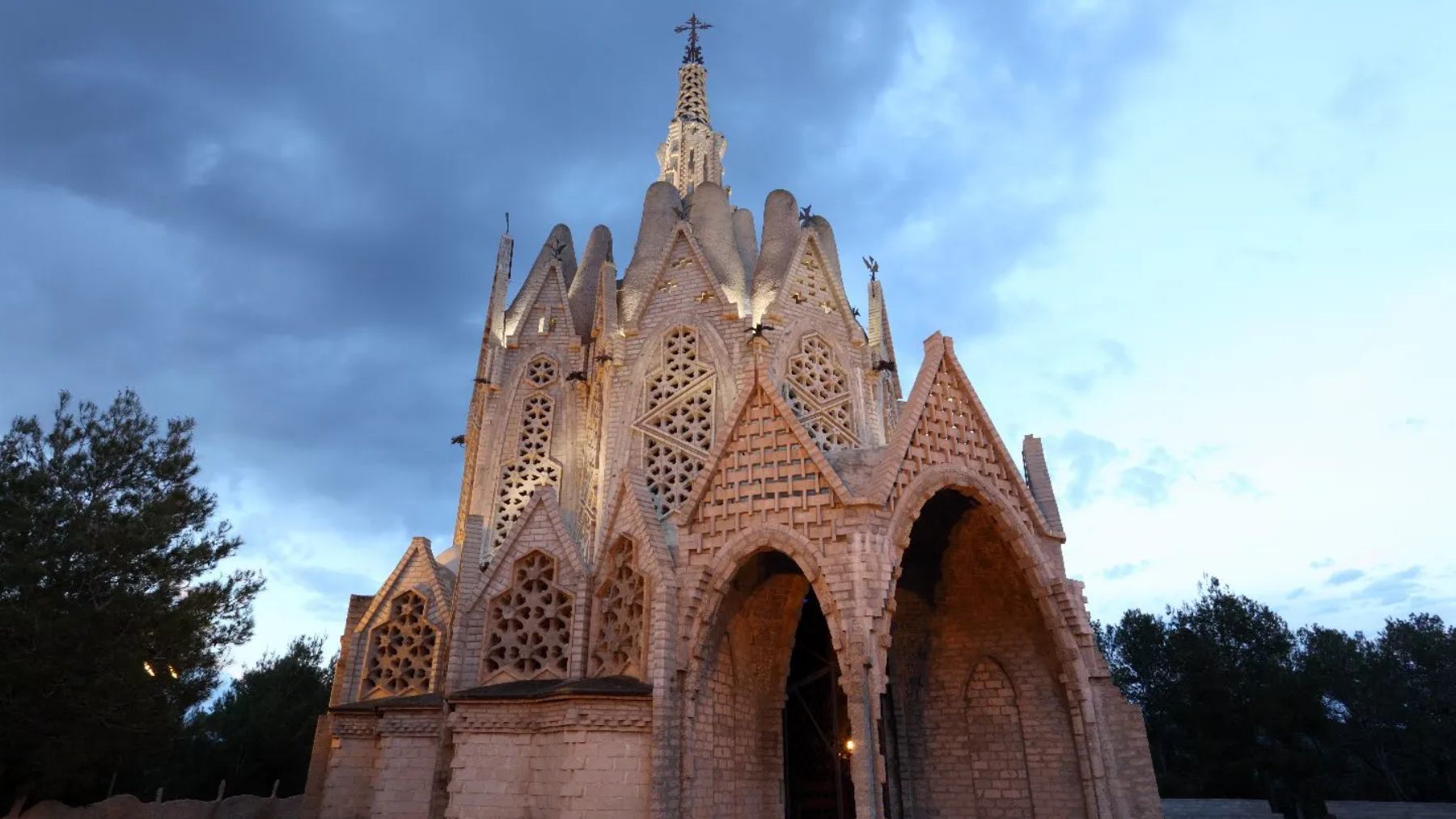 Santuario de la Virgen de Montserrat en Montferri. Foto: Shutterstock / Philip Lange