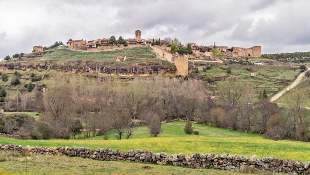 Ni Salamanca ni Valladolid: el mejor lechazo se come en este pueblo medieval al lado de Madrid