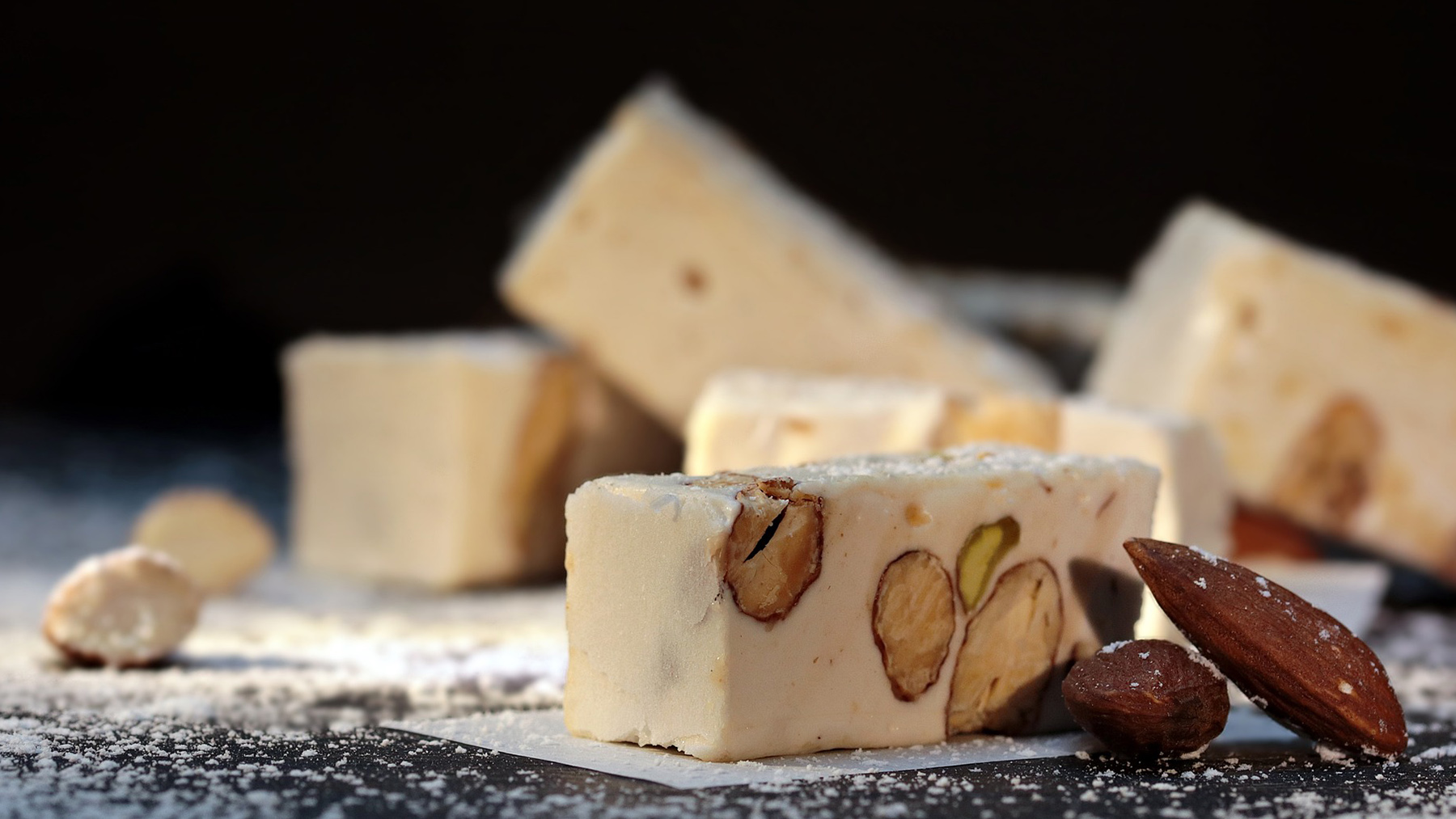 Turrón blanco con frutos secos. Foto: Pixabay.