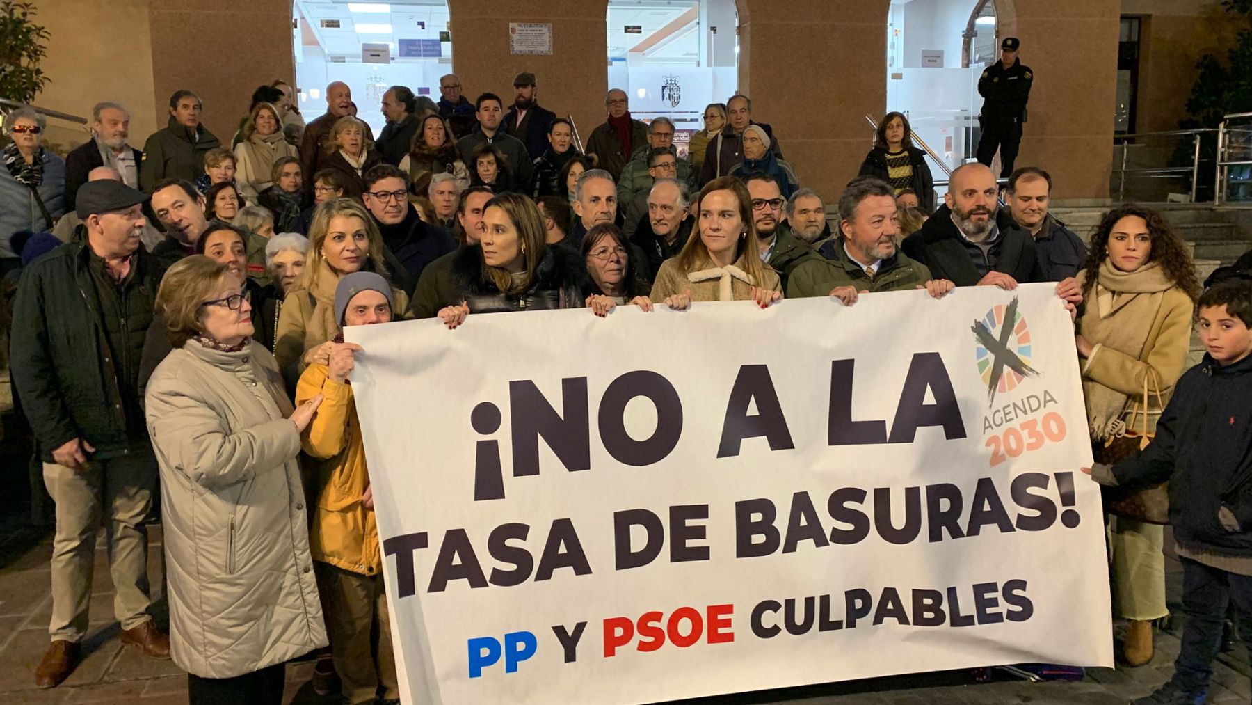 Isabel Pérez Moñino(Vox), secundando la protesta en Pozuelo.