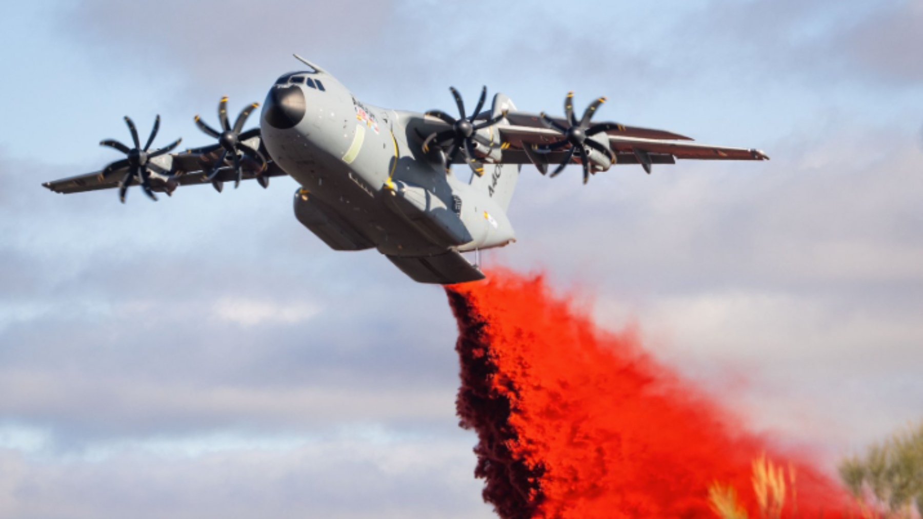 Un avión A400M probando su capacidad apagafuegos en Guadalajara (FOTO: Jorge Guardia @JorgeGuardia_ ).