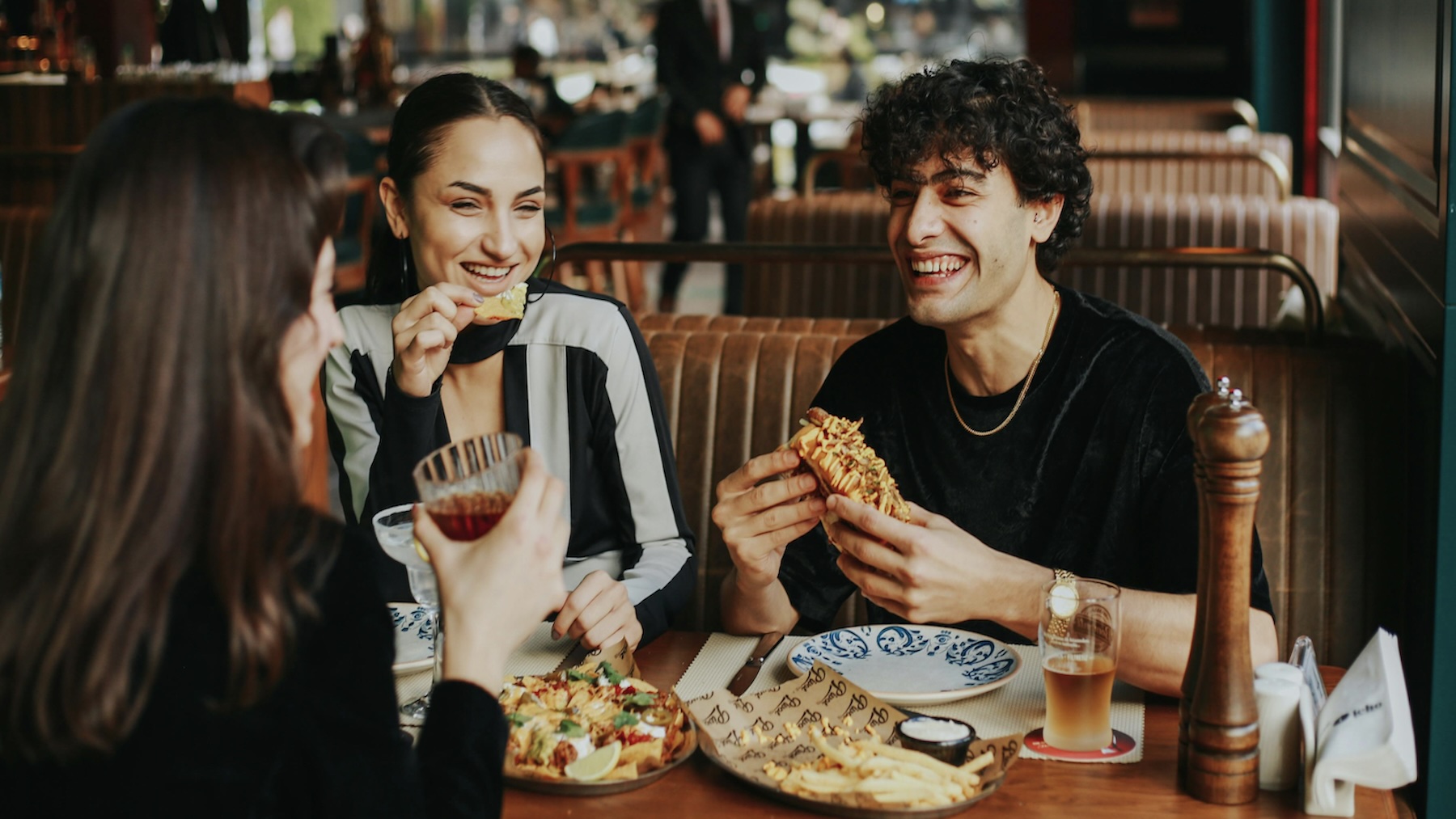 Personas comiendo. Foto: Pexels.