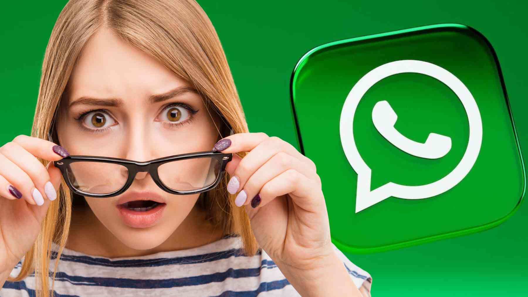 Una joven sorprendida y el logotipo de WhatsApp.