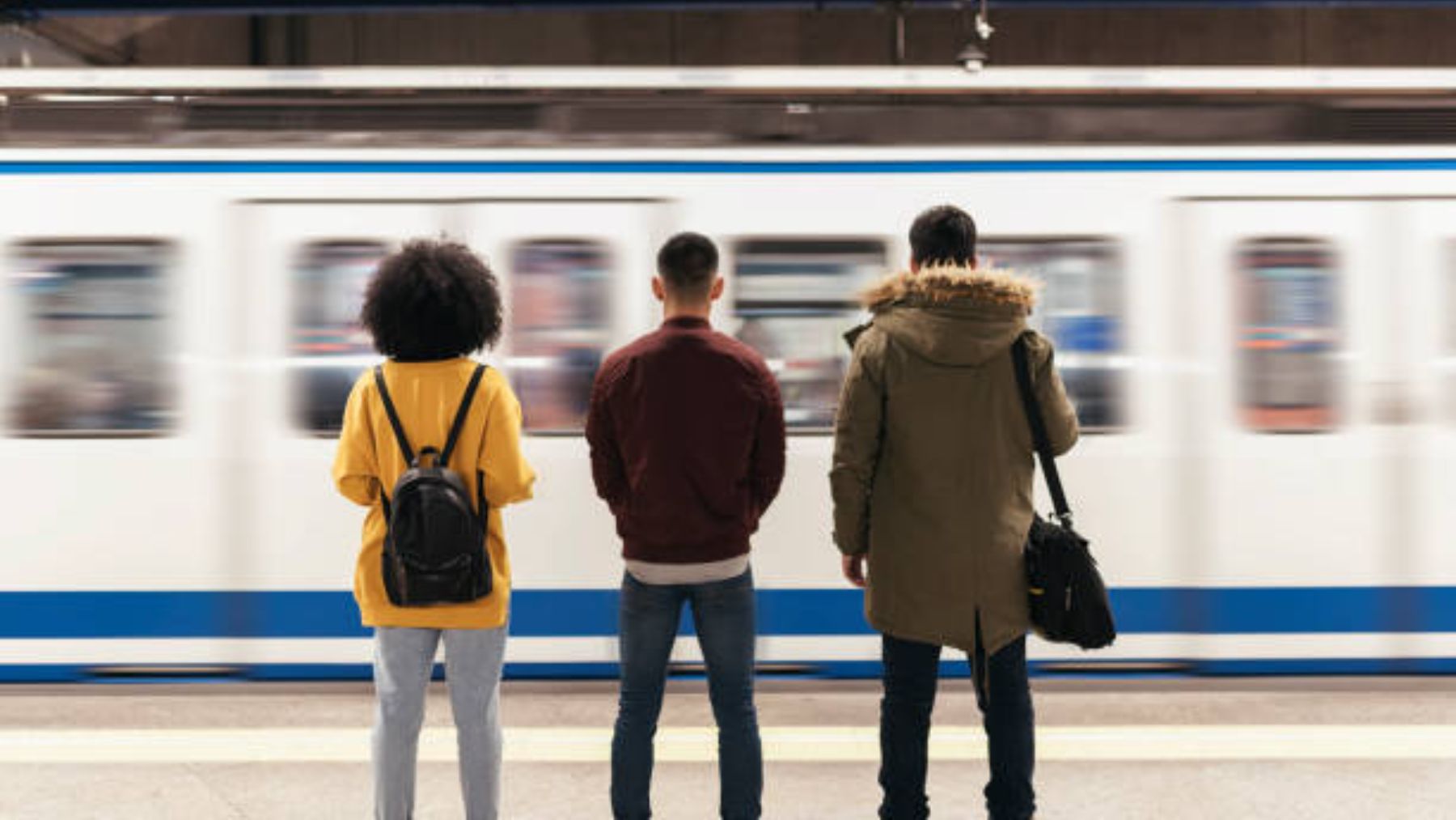 Jóvenes esperando el metro.