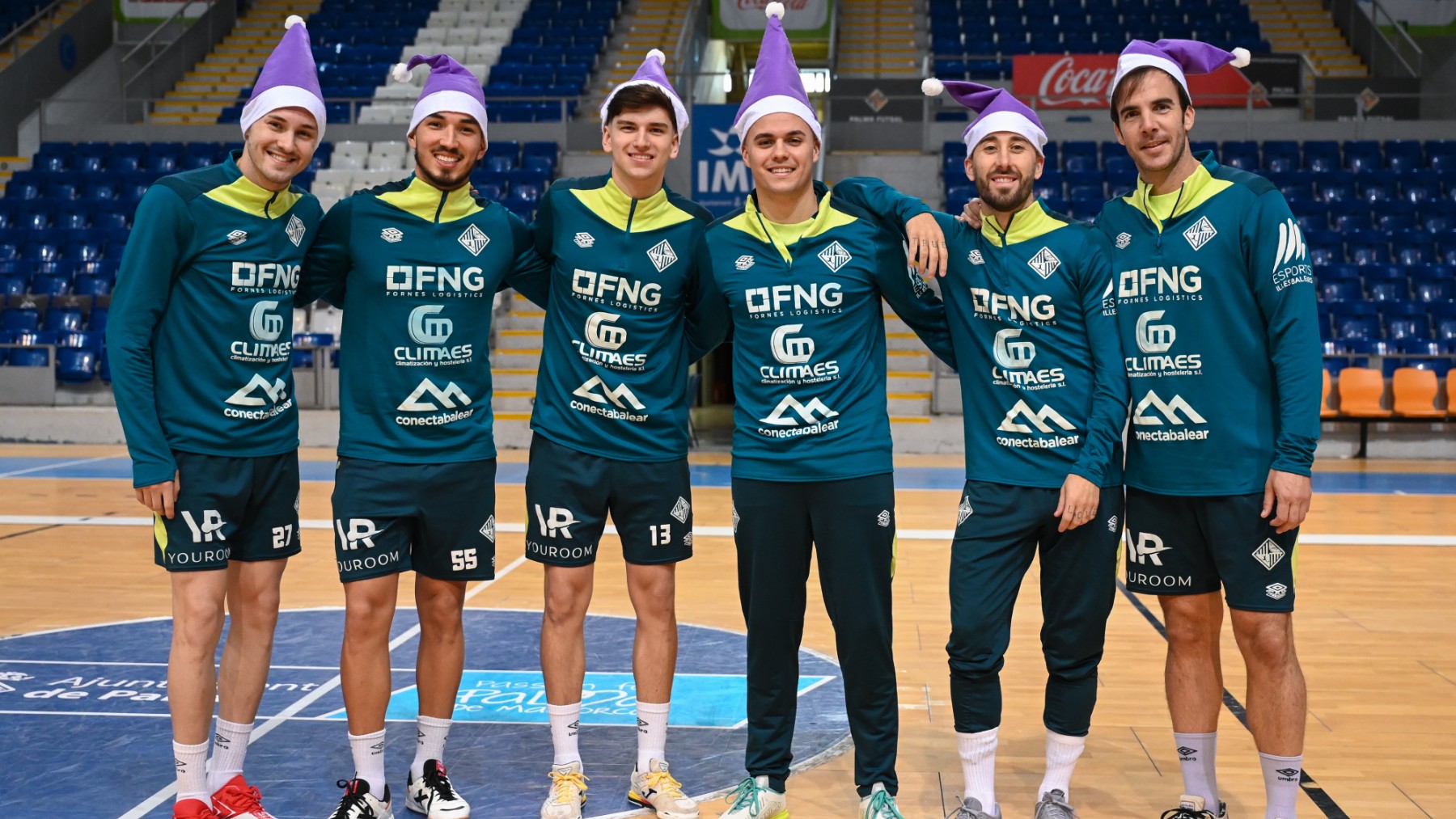 Ernesto, Marcelo, Thierry, Fabinho, Rivillos y Barrón posan con gorros de Navidad.