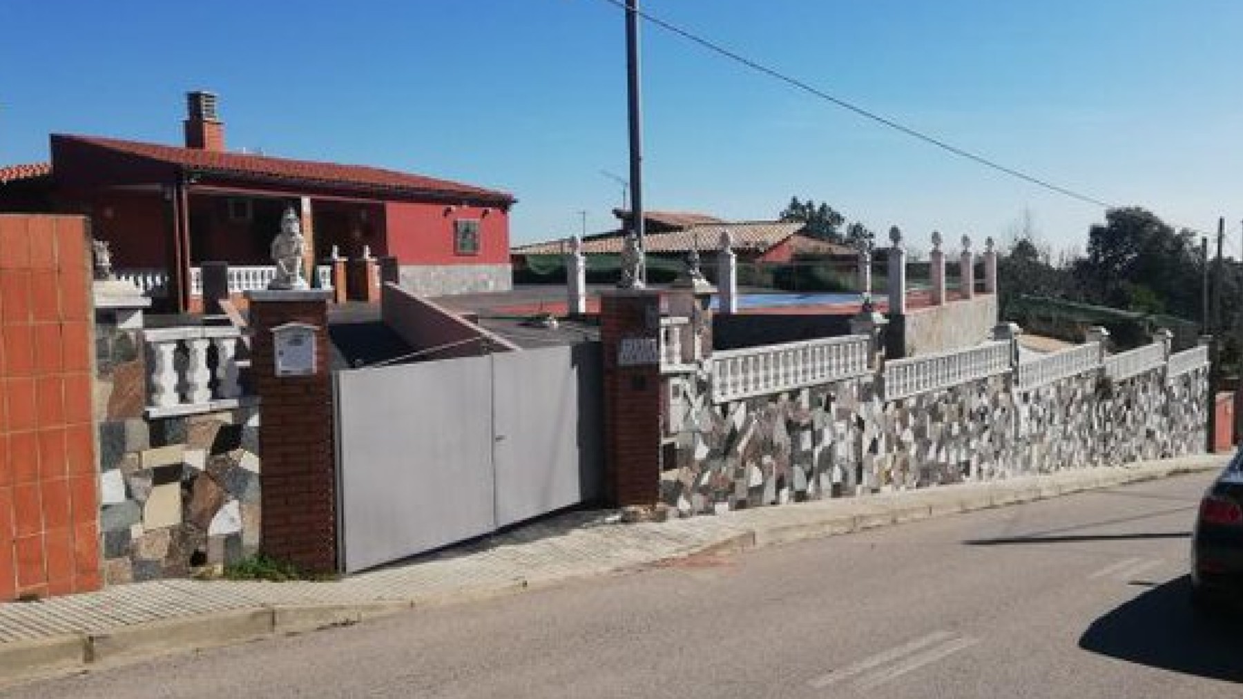 La calle donde ha tenido lugar el tiroteo con un herido grave en Gerona.