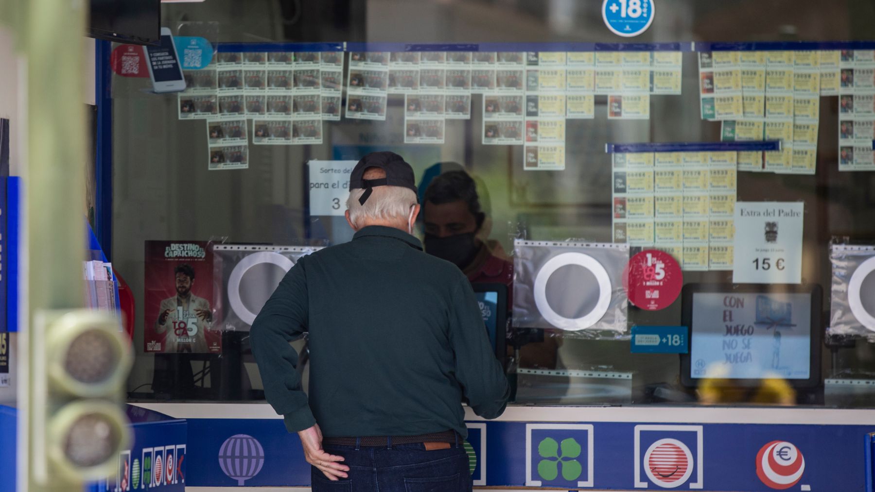 Una persona en una administración de Lotería. Foto: EP