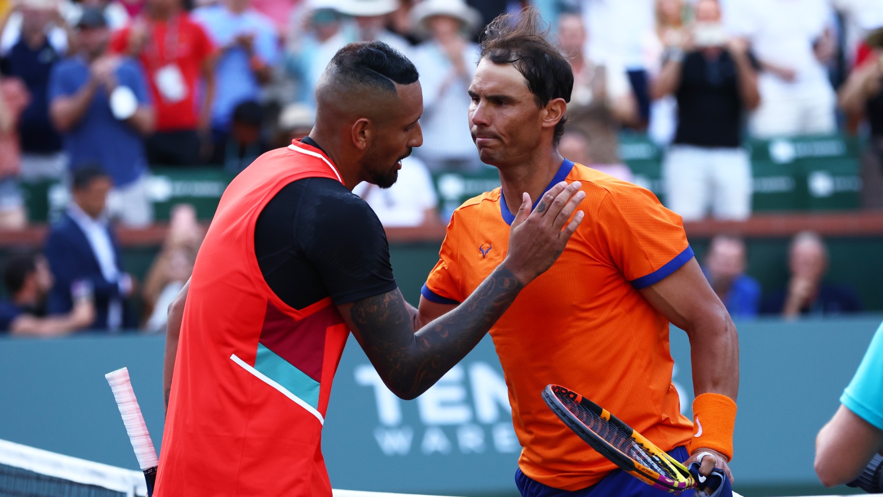 Rafa Nadal se saluda con Kyrgios tras un partido. (Getty)