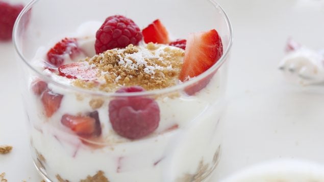 Postre de 3 leches, postre con frutilla, postre en vaso, Dulce