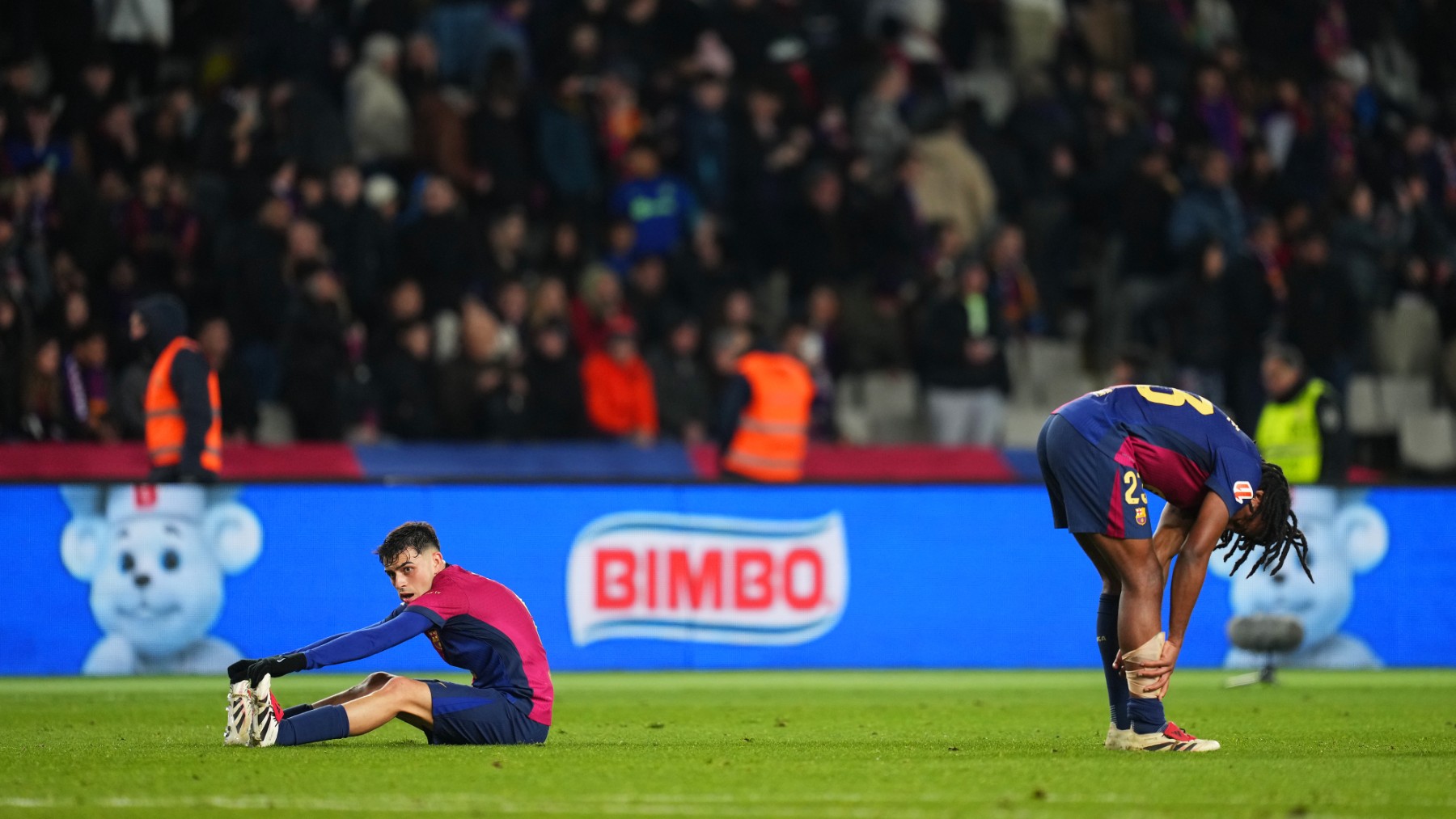 Pedri y Koundé hundidos tras perder contra el Atleti. (Getty)