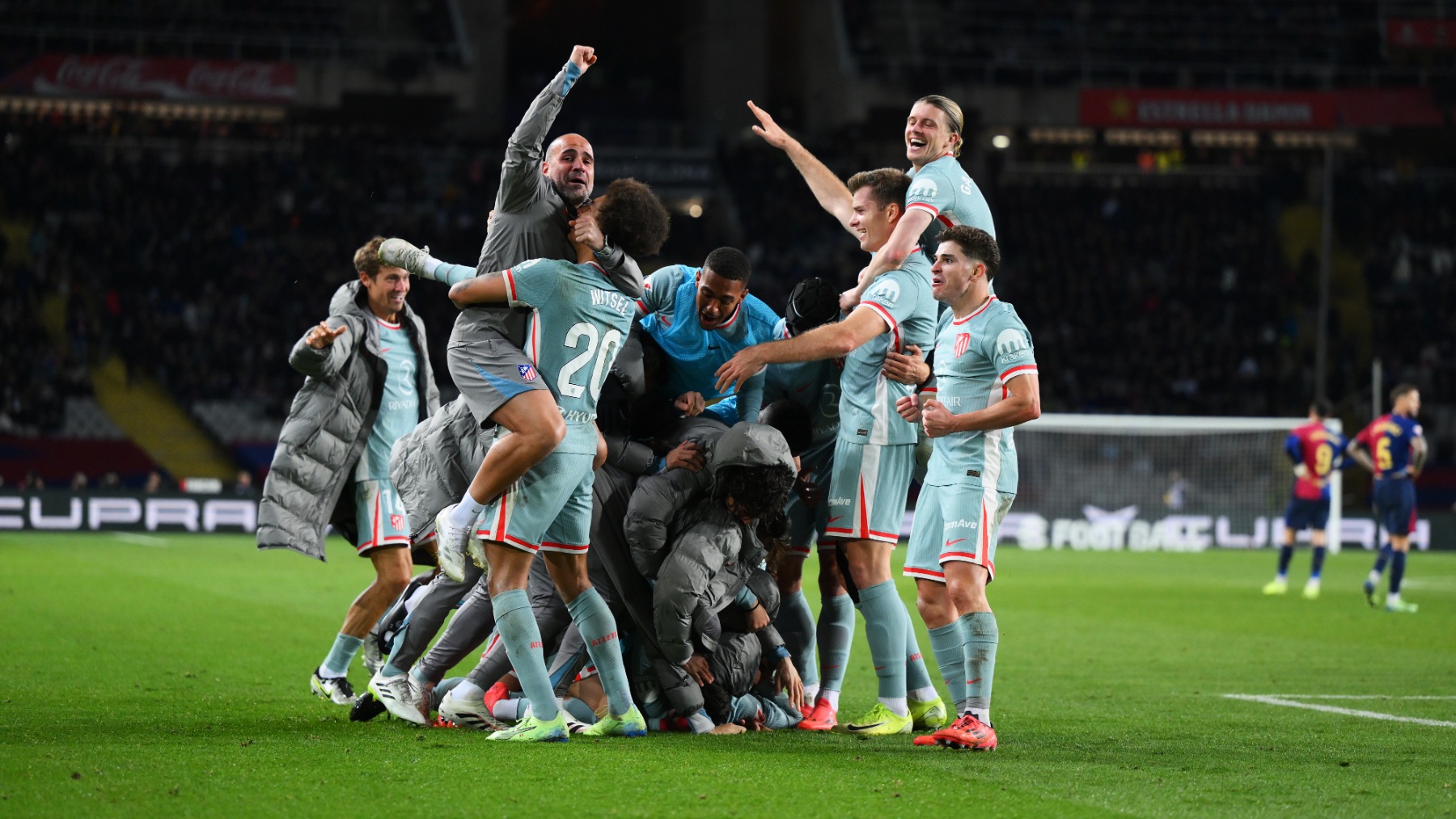 La piña del Atlético celebra la increíble victoria en Montjuic. (Getty)