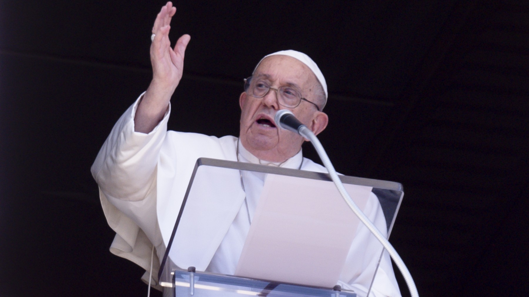 El Papa en la ventana del Vaticano reza el Angelus el pasado agosto. (Foto: Europa Press)